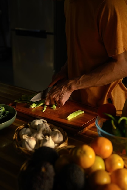 Kucharz przygotowujący posiłek